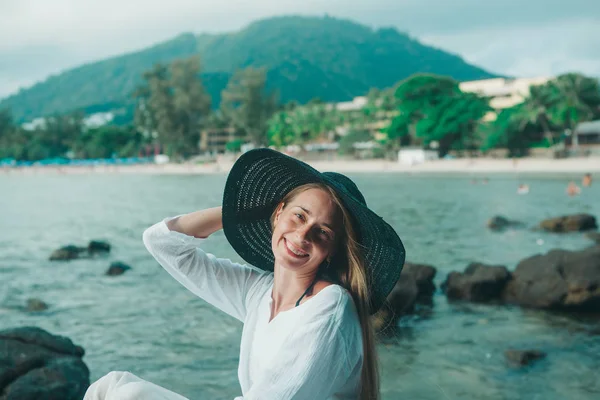 Bella Ragazza Cappello Sullo Sfondo Della Spiaggia Ritratto Donna Abiti — Foto Stock