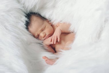 Beyaz arka planda yeni doğmuş bir bebeğin portresi.