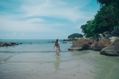 Plaj arka plan yakışıklı kız. Denizin üzerinde beyaz giysili bir kadın portresi