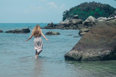 Plaj arka plan yakışıklı kız. Denizin üzerinde beyaz giysili bir kadın portresi