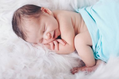 Beyaz arka planda yeni doğmuş bir bebeğin portresi.