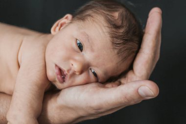 Bebek anne siyah bir zemin üzerine ellerinde.