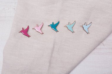 arka plan olarak kumaş dokusu. gri keten. Giyim yakın çekim madde. kuş yıldırım çarpması... Beyaz arka plan üzerinde sembol