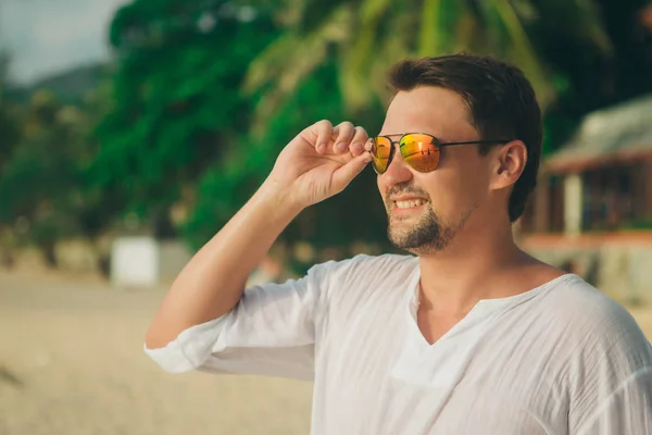 Przystojny Facet Okularach Tle Plaży Portret Mężczyzny Białe Szaty — Zdjęcie stockowe