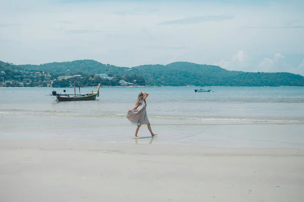 Belle Fille Sur Fond Plage Portrait Femme Vêtue Blanc Sur — Photo