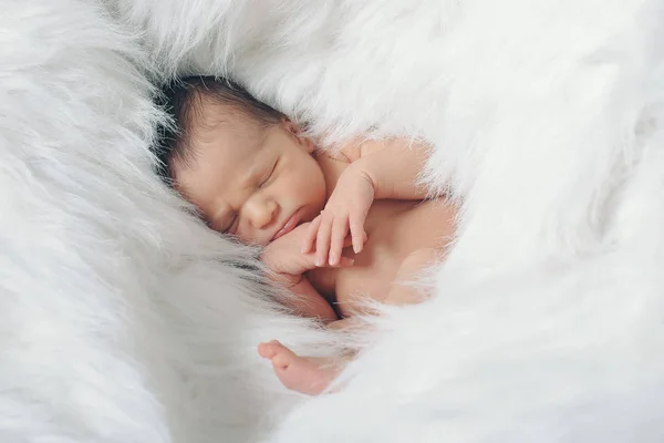 白色背景下新生儿的肖像 — 图库照片