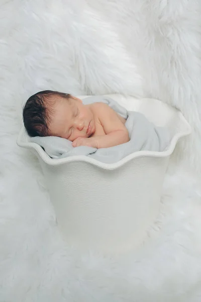 Little Child Lies White Basket — Stock Photo, Image