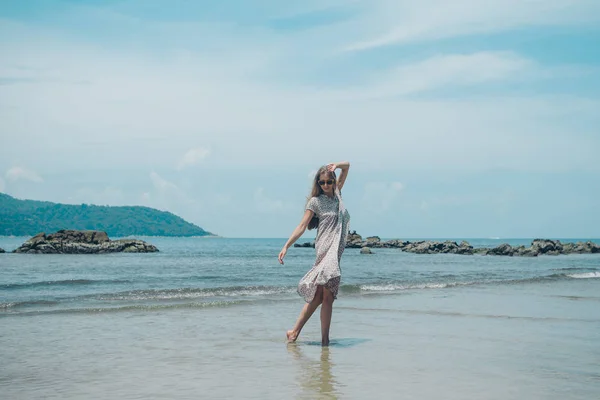 Vacker Flicka Stranden Bakgrunden Porträtt Kvinna Vita Kläder Havet — Stockfoto