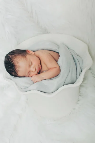 Een Klein Kind Ligt Witte Mand — Stockfoto