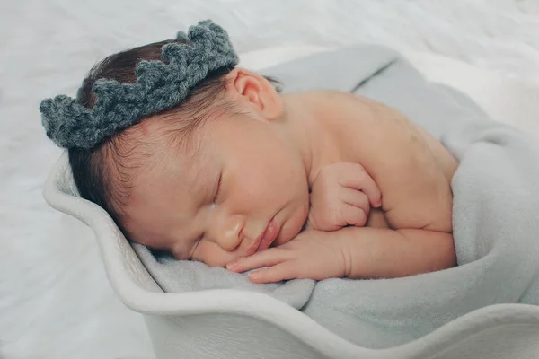 Bebé Recién Nacido Vendaje Oscuro Encuentra Cesta Niña Hermosa Con —  Fotos de Stock