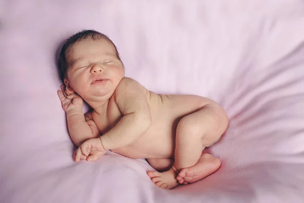 新生婴儿的画像在粉红色背景 — 图库照片