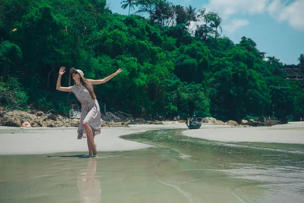 Menina Bonita Dançando Praia Retrato Uma Mulher Roupas Brancas Mar — Fotografia de Stock