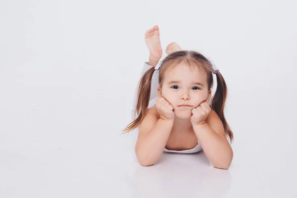 Bambina Sdraiata Sul Pavimento Con Testa Appoggiata Con Mani Sfondo — Foto Stock