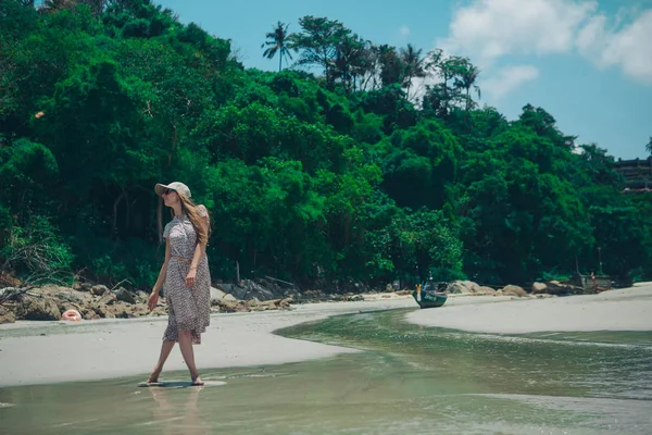 Belle Fille Sur Fond Plage Portrait Femme Vêtue Blanc Sur — Photo