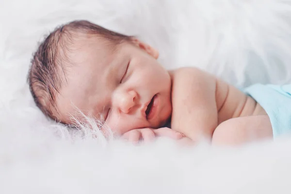 Retrato Del Bebé Recién Nacido Sobre Fondo Blanco —  Fotos de Stock