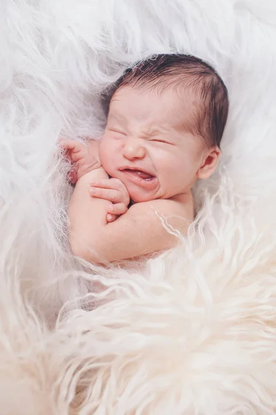 Retrato Bebê Recém Nascido Fundo Branco Criança Faz Uma Cara — Fotografia de Stock