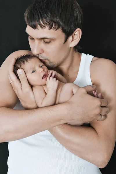 Новорожденный Ребенок Лежит Руках Родителей Черном Фоне Отец Дочь Проявление — стоковое фото