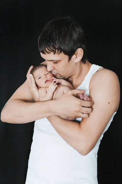 Новорожденный Ребенок Лежит Руках Родителей Черном Фоне Отец Дочь Проявление — стоковое фото