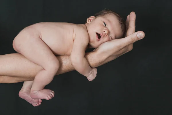 Baby Händerna Föräldrar Svart Bakgrund — Stockfoto