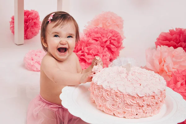 Kleines Baby Mädchen Essen Pimk Kuchen Isoliert Weißen Hintergrund — Stockfoto