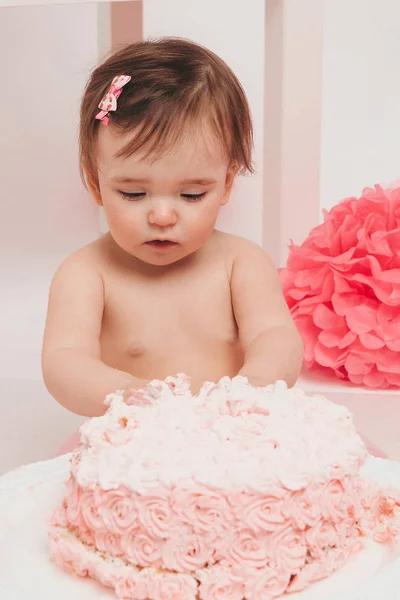 Pimk 分離ケーキ ホワイト バック グラウンドを食べる小さな女の赤ちゃん — ストック写真
