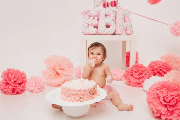 Piccola Bambina Mangiare Pimk Torta Isolato Bianco Sfondo — Foto Stock