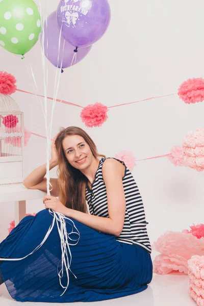 Blonde Glimlacht Kijkt Naar Camera Tussen Gekleurde Ballen Een Witte — Stockfoto