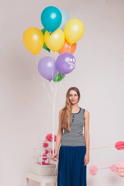 Blonde Met Gekleurde Ballen Witte Achtergrond Studio Portret Van Een — Stockfoto