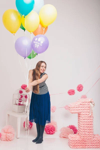 Blonde Met Gekleurde Ballen Witte Achtergrond Studio Portret Van Een — Stockfoto