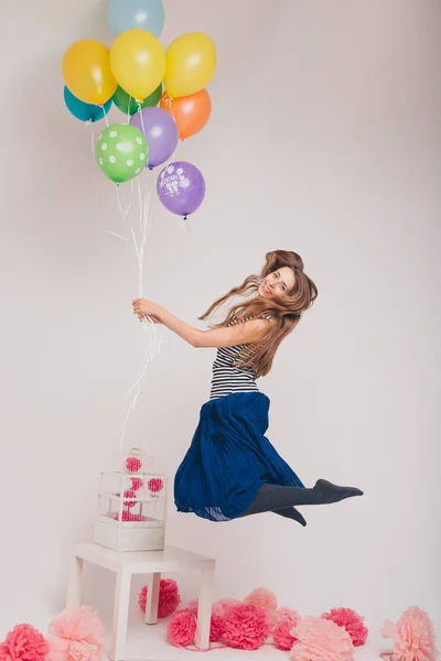 Het Meisje Vliegt Houden Ballonnen Vliegen Een Ballon Magische Partij — Stockfoto