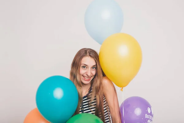 Blond Meisje Glimlachend Camera Tussen Veelkleurige Ballen Een Witte Achtergrond — Stockfoto