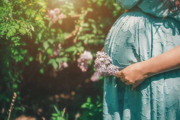 Mulher Grávida Mãos Dadas Barriga Fundo Branco — Fotografia de Stock