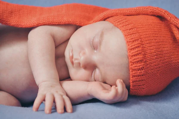 Naked Newborn Baby Sleeps Christmas Hat — Stock Photo, Image