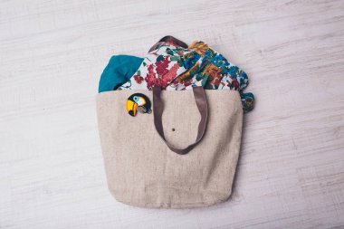 elbise ve kumaş kuş simgesi beyaz arka plan üzerinde kumaş çanta dolu