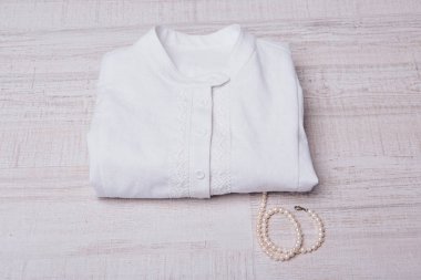 beyaz gömlek kadar haddelenmiş beyaz arka plan üzerinde Kapat