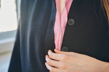 yaka elbise giyin gurl deseni ile yakın çekim