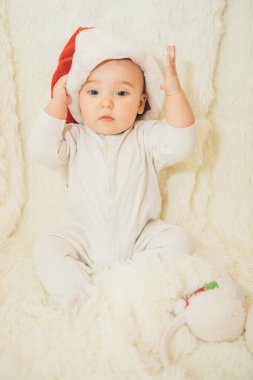 çıplak bir bebek bir Noel şapka çalış.