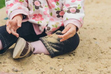 Oyun alanında oynayan küçük bir kız