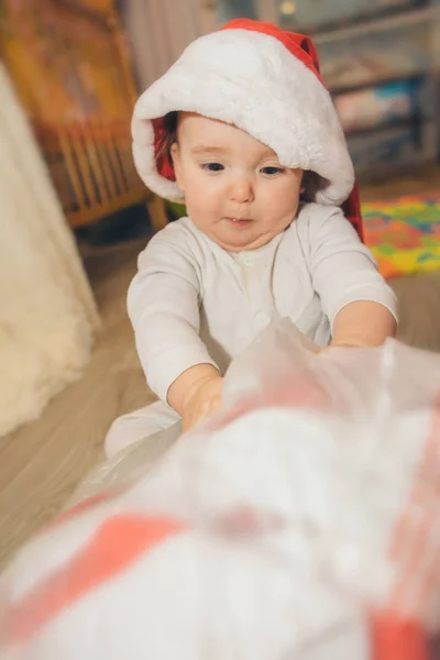 Een Naakte Baby Speelt Een Kerstmuts — Stockfoto