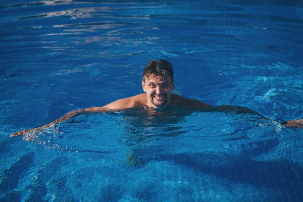 Uśmiechnięty Mężczyzna Pływanie Basenie Woda — Zdjęcie stockowe