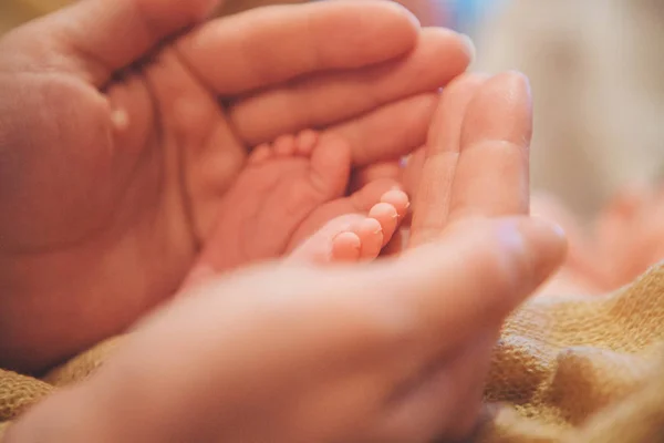 Pies Del Bebé Recién Nacido Madre Sosteniendo Las Piernas Del — Foto de Stock