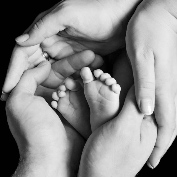 Piedi Del Bambino Nelle Mani Dei Genitori Primo Piano Sfondo — Foto Stock