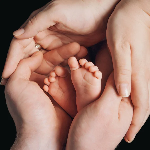 Baby Fötter Föräldrarnas Händer Närbild Balck Bakgrund Den Hygien Sjukdomar — Stockfoto