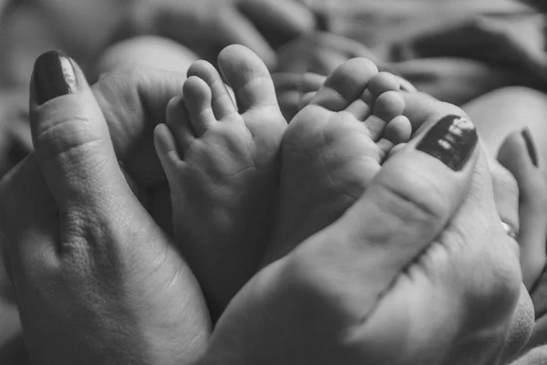 Piedi Del Neonato Madre Che Tiene Gambe Del Neonato Massaggio — Foto Stock