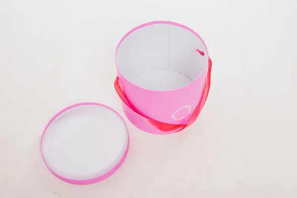 白色背景的粉色圆形礼品盒 — 图库照片