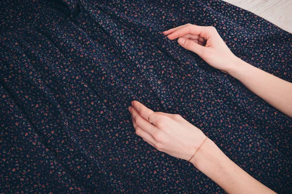 Tessuto Texture Come Sfondo Lino Blu Articolo Abbigliamento Mani Ragazza — Foto Stock