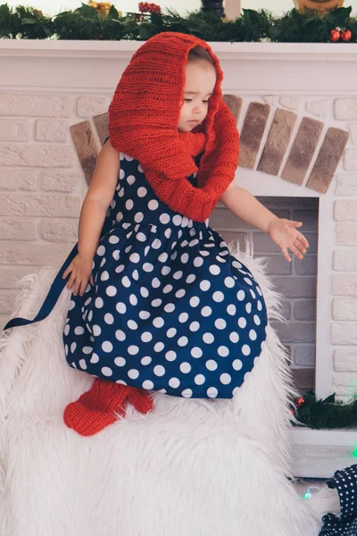Dziecko Niebieska Sukienka Kropki Czerwony Kapelusz Rękawiczki Tle Świąteczne Wnętrze — Zdjęcie stockowe