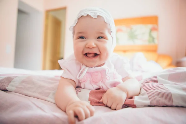 Bebê Recém Nascido Deitado Fundo Branco Lindo Menino Deitado Sua — Fotografia de Stock