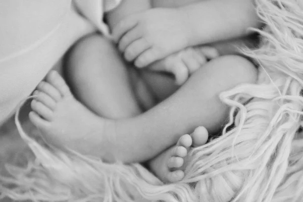 婴儿脚靠近白色和黑色的背景 — 图库照片