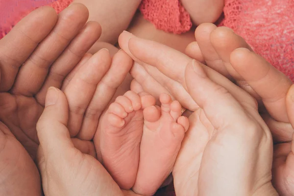 Nyfödd Bebis Fötter Modern Som Håller Nyfödd Baby Ben Massage — Stockfoto